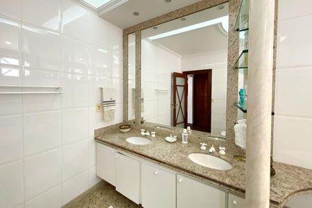 Casa para alugar com 560m², 5 quartos e 4 vagasBanheiro da Suíte 1