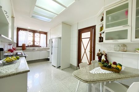 Casa para alugar com 560m², 5 quartos e 4 vagasCozinha