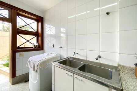 Casa para alugar com 560m², 5 quartos e 4 vagasÁrea de Serviço