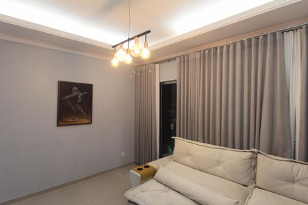 Sala de casa para alugar com 3 quartos, 239m² em Planalto, Belo Horizonte