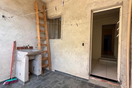 Casa para alugar com 70m², 2 quartos e sem vagaQuintal