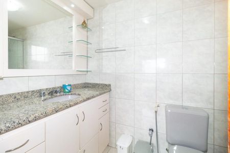 Banheiro  de apartamento para alugar com 3 quartos, 110m² em Menino Deus, Porto Alegre