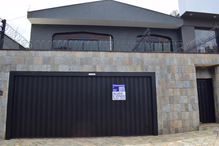 Casa para alugar com 260m², 4 quartos e 4 vagasFachada