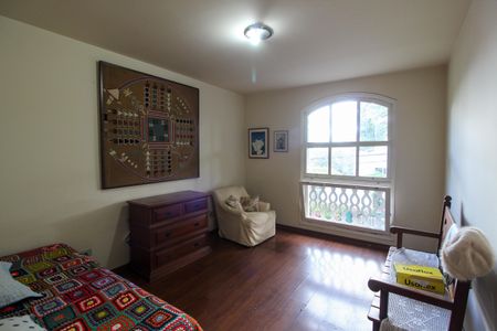 Casa à venda com 640m², 5 quartos e 6 vagas Casa à venda com 640m², 5 quartos e 6 vagasQuarto 1