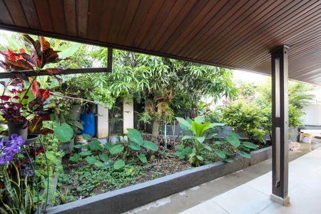 Casa à venda com 640m², 5 quartos e 6 vagas Casa à venda com 640m², 5 quartos e 6 vagasVaranda