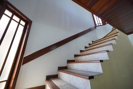 Casa para alugar com 400m², 4 quartos e 4 vagas Casa para alugar com 400m², 4 quartos e 4 vagasEscada para dormitórios