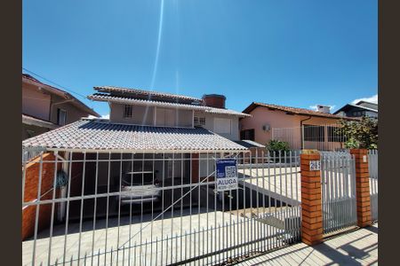 Casa para alugar com 400m², 4 quartos e 4 vagas Casa para alugar com 400m², 4 quartos e 4 vagasFachada