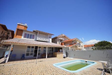 Casa para alugar com 400m², 4 quartos e 4 vagas Casa para alugar com 400m², 4 quartos e 4 vagasPiscina