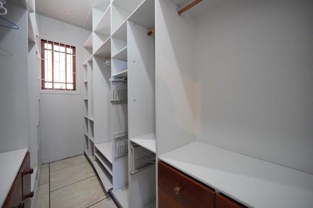 Casa para alugar com 400m², 4 quartos e 4 vagas Casa para alugar com 400m², 4 quartos e 4 vagasCloset da suíte 2