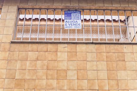 Casa à venda com 80m², 3 quartos e 2 vagas Casa à venda com 80m², 3 quartos e 2 vagasFachada com placa