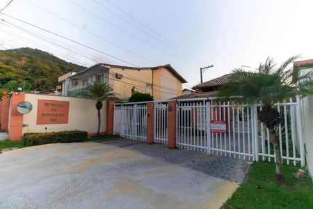 Casa de condomínio à venda com 120m², 3 quartos e 3 vagas Casa de condomínio à venda com 120m², 3 quartos e 3 vagasFachada