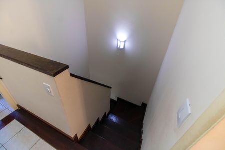 Casa de condomínio à venda com 120m², 3 quartos e 3 vagas Casa de condomínio à venda com 120m², 3 quartos e 3 vagasEscada