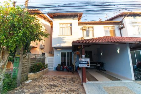 Casa de condomínio à venda com 120m², 3 quartos e 3 vagas Casa de condomínio à venda com 120m², 3 quartos e 3 vagasFachada