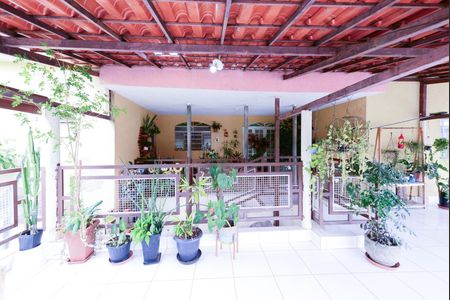 Casa à venda com 270m², 1 quarto e 4 vagas Casa à venda com 270m², 1 quarto e 4 vagasVaranda