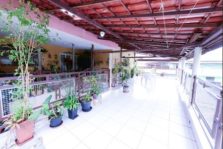 Casa à venda com 270m², 1 quarto e 4 vagas Casa à venda com 270m², 1 quarto e 4 vagasVaranda