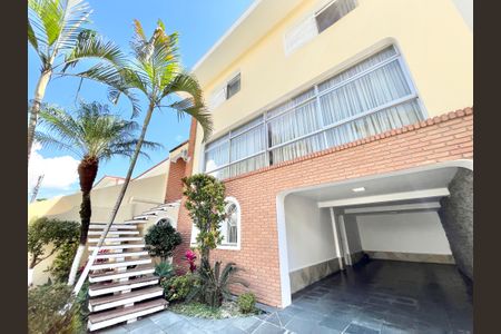 Casa à venda com 288m², 3 quartos e 3 vagasFachada/Garagem