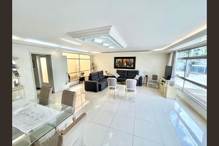 Casa à venda com 288m², 3 quartos e 3 vagasSala