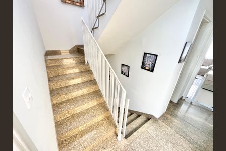Casa à venda com 288m², 3 quartos e 3 vagasEscada