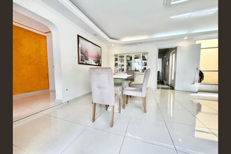 Casa à venda com 288m², 3 quartos e 3 vagasSala