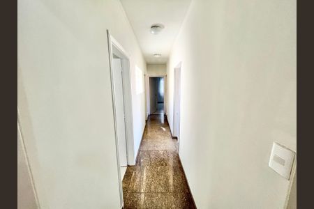 Casa à venda com 288m², 3 quartos e 3 vagasCorredor