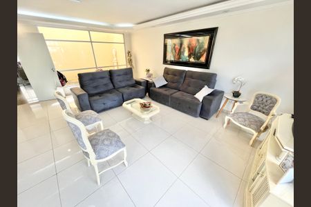 Casa à venda com 288m², 3 quartos e 3 vagasSala