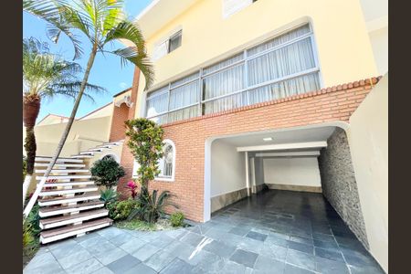 Casa à venda com 288m², 3 quartos e 3 vagasFachada/Garagem