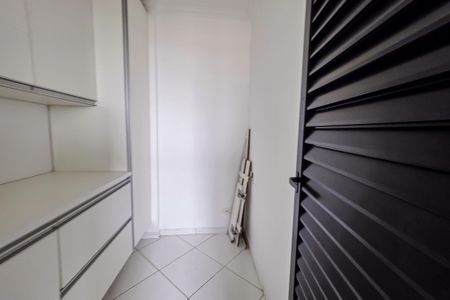 Apartamento à venda com 144m², 4 quartos e 2 vagas Apartamento à venda com 144m², 4 quartos e 2 vagasQuarto de Serviço