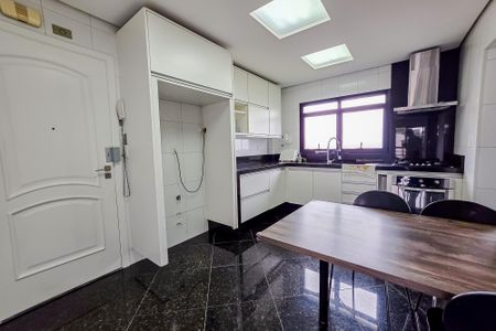 Apartamento à venda com 144m², 4 quartos e 2 vagas Apartamento à venda com 144m², 4 quartos e 2 vagasCozinha