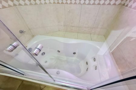 Apartamento à venda com 144m², 4 quartos e 2 vagas Apartamento à venda com 144m², 4 quartos e 2 vagasBanheira