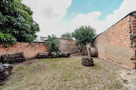 Casa à venda com 60m², 2 quartos e 6 vagas Casa à venda com 60m², 2 quartos e 6 vagasQuintal