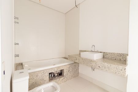 Apartamento à venda com 244m², 3 quartos e 3 vagasBanheiro 1 da Suíte