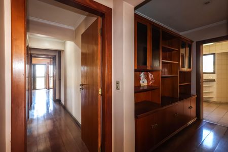 Apartamento à venda com 165m², 3 quartos e 3 vagas Apartamento à venda com 165m², 3 quartos e 3 vagasCorredores