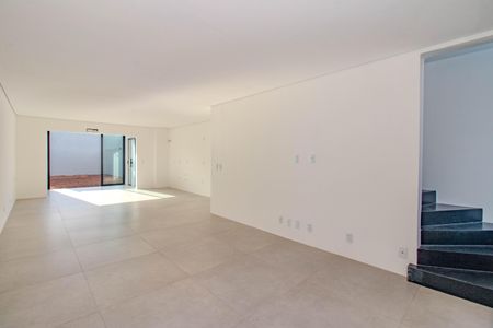 Sala de casa à venda com 3 quartos, 132m² em São Sebastião, Porto Alegre
