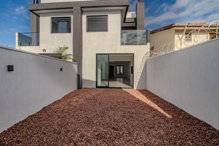 Casa à venda com 132m², 3 quartos e 4 vagas Casa à venda com 132m², 3 quartos e 4 vagasPátio