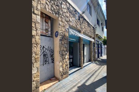 Casa à venda com 200m², 6 quartos e sem vagaFachada + dois espaços comerciais 