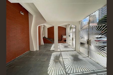 Casa à venda com 272m², 4 quartos e 3 vagas Casa à venda com 272m², 4 quartos e 3 vagasGaragem