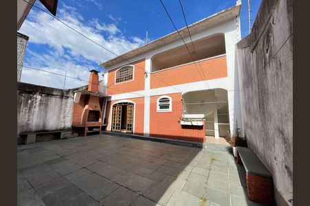 Casa à venda com 272m², 4 quartos e 3 vagas Casa à venda com 272m², 4 quartos e 3 vagasQuintal