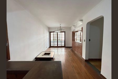 Casa à venda com 272m², 4 quartos e 3 vagas Casa à venda com 272m², 4 quartos e 3 vagasSala