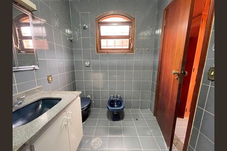Casa à venda com 272m², 4 quartos e 3 vagas Casa à venda com 272m², 4 quartos e 3 vagasBanheiro 2