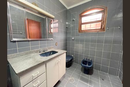 Casa à venda com 272m², 4 quartos e 3 vagas Casa à venda com 272m², 4 quartos e 3 vagasBanheiro 2