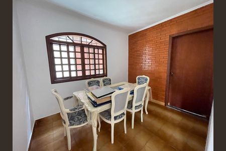 Casa à venda com 272m², 4 quartos e 3 vagas Casa à venda com 272m², 4 quartos e 3 vagasSala de jantar