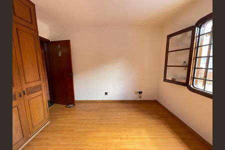 Casa à venda com 272m², 4 quartos e 3 vagas Casa à venda com 272m², 4 quartos e 3 vagasQuarto 3