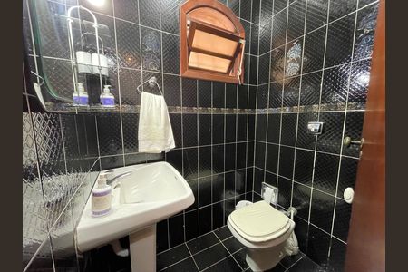 Casa à venda com 272m², 4 quartos e 3 vagas Casa à venda com 272m², 4 quartos e 3 vagasBanheiro 4