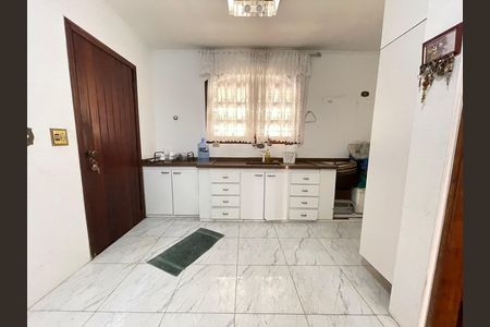 Casa à venda com 272m², 4 quartos e 3 vagas Casa à venda com 272m², 4 quartos e 3 vagasCozinha