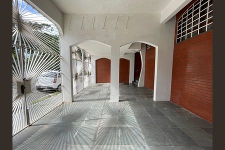 Casa à venda com 272m², 4 quartos e 3 vagas Casa à venda com 272m², 4 quartos e 3 vagasGaragem