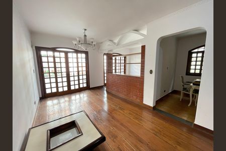 Casa à venda com 272m², 4 quartos e 3 vagas Casa à venda com 272m², 4 quartos e 3 vagasSala