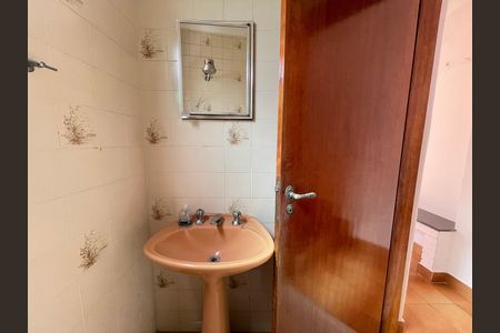 Casa à venda com 272m², 4 quartos e 3 vagas Casa à venda com 272m², 4 quartos e 3 vagasBanheiro 5
