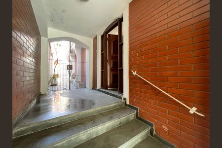 Casa à venda com 272m², 4 quartos e 3 vagas Casa à venda com 272m², 4 quartos e 3 vagasEntrada