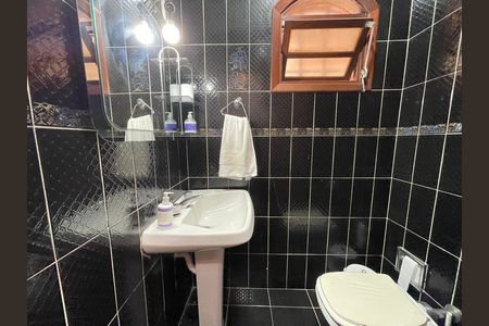 Casa à venda com 272m², 4 quartos e 3 vagas Casa à venda com 272m², 4 quartos e 3 vagasBanheiro 4