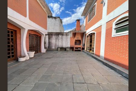 Casa à venda com 272m², 4 quartos e 3 vagas Casa à venda com 272m², 4 quartos e 3 vagasQuintal